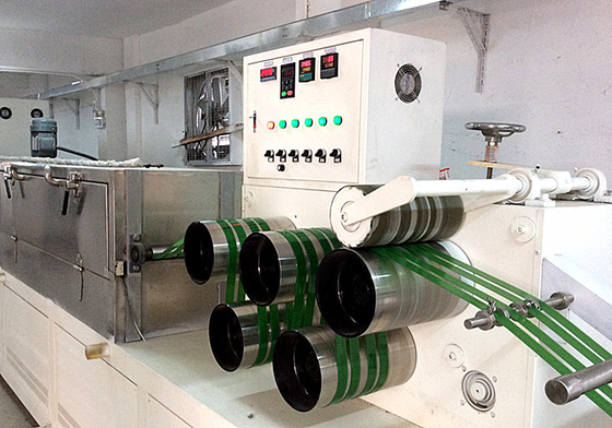 I pp elettrici attaccano la linea cinghia di plastica dell'estrusione della banda che fa la macchina con controllo dello SpA