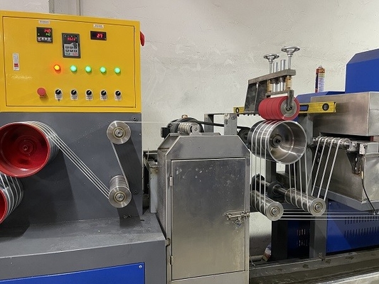 Spessore uscita 0,4 mm 1,2 mm Linea di estrusione della macchina per nastro di imballaggio in plastica PP