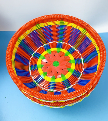 Un rattan di vimini di due colori che rende a macchina 55mm singola vite
