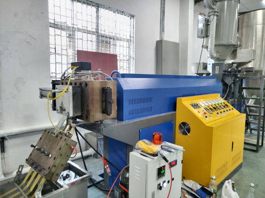 I pp agricoli attaccano l'espulsore della banda che rende a macchina la singola doppia vite